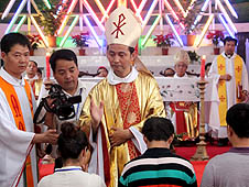 Bishop Joseph Han Yingjin blesses his family members