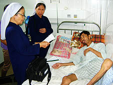 Daughters of Our Lady of the Visitation nuns visit heart patient Nguyen Trong Ty in hospital